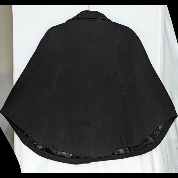 Superb & Elegant VIA SPIGA Size S/M Black Lined Cape w/ Shiny Pleather Trim - Picture 4 of 5